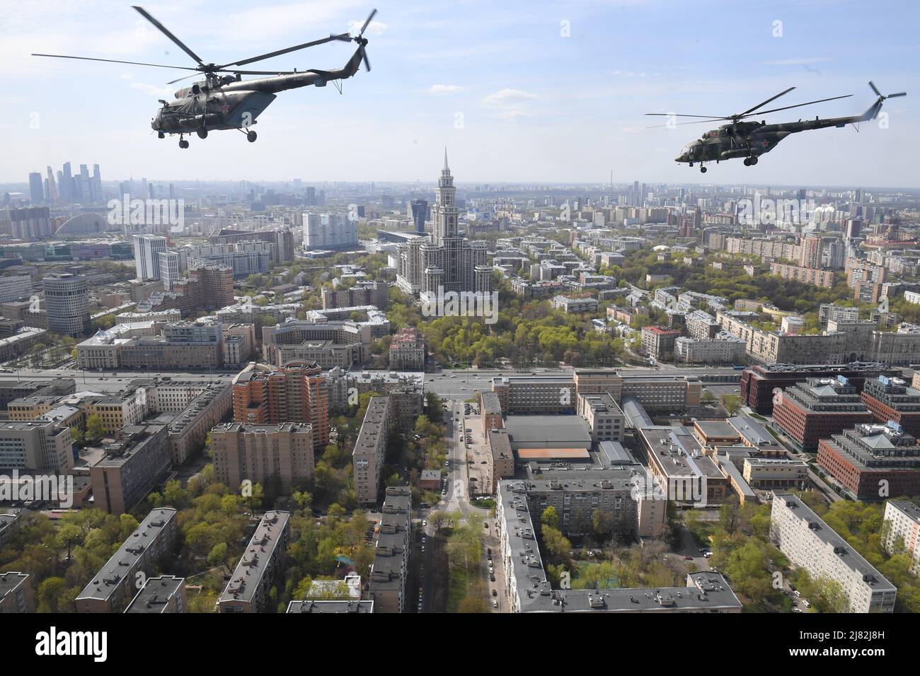 Región de Moscú. Los helicópteros AMST E-8 en el cielo sobre Moscú durante el ensayo de vestuario de una parte aérea de un desfile militar en honor al 77th aniversario de la victoria en la Gran Guerra Patriótica. Foto de stock