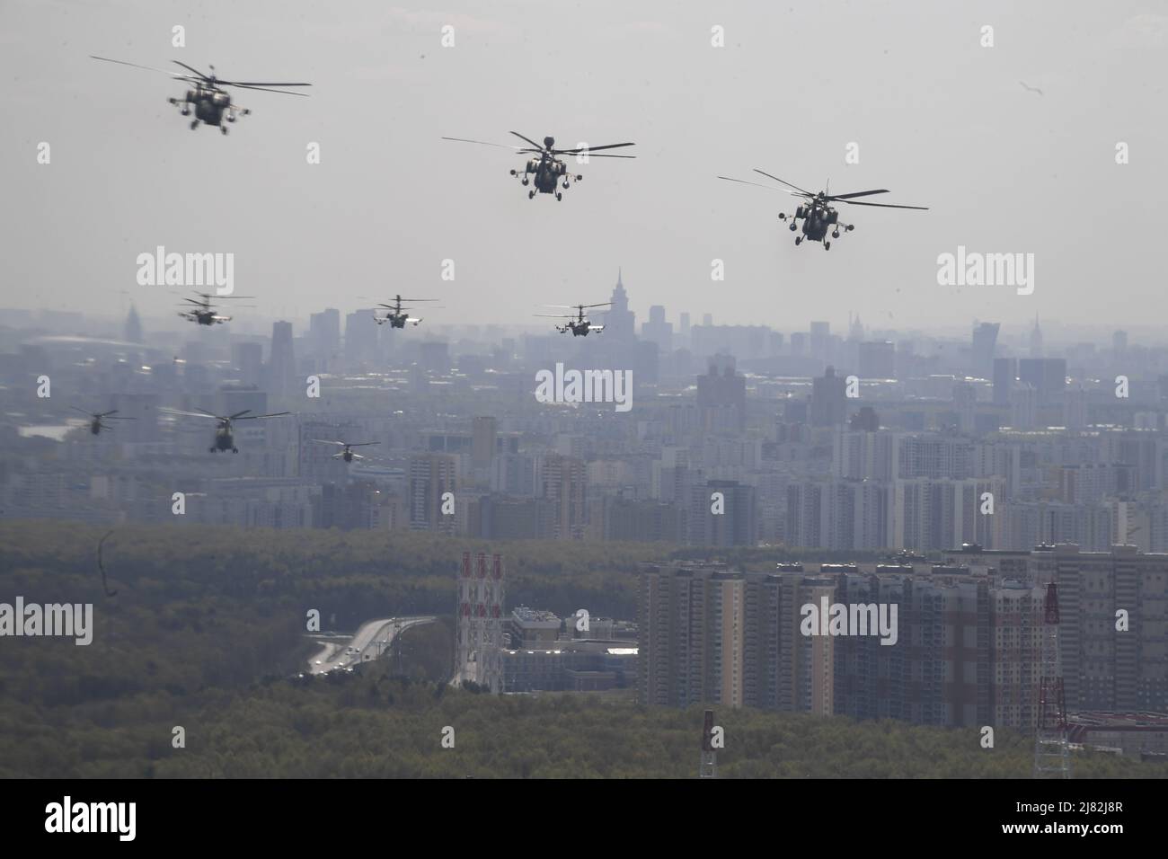 Región de Moscú. Helicópteros en el cielo sobre Moscú durante el ensayo de una parte aérea de un desfile militar en honor al 77th aniversario de la victoria en la Gran Guerra Patriótica. Foto de stock