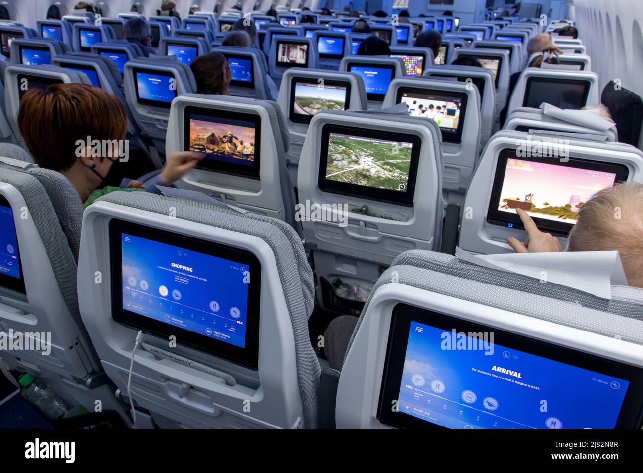 FEB 15 2022, Interior de un avión de vuelo con monitores en los asientos,  se centró en la primera fila Fotografía de stock - Alamy
