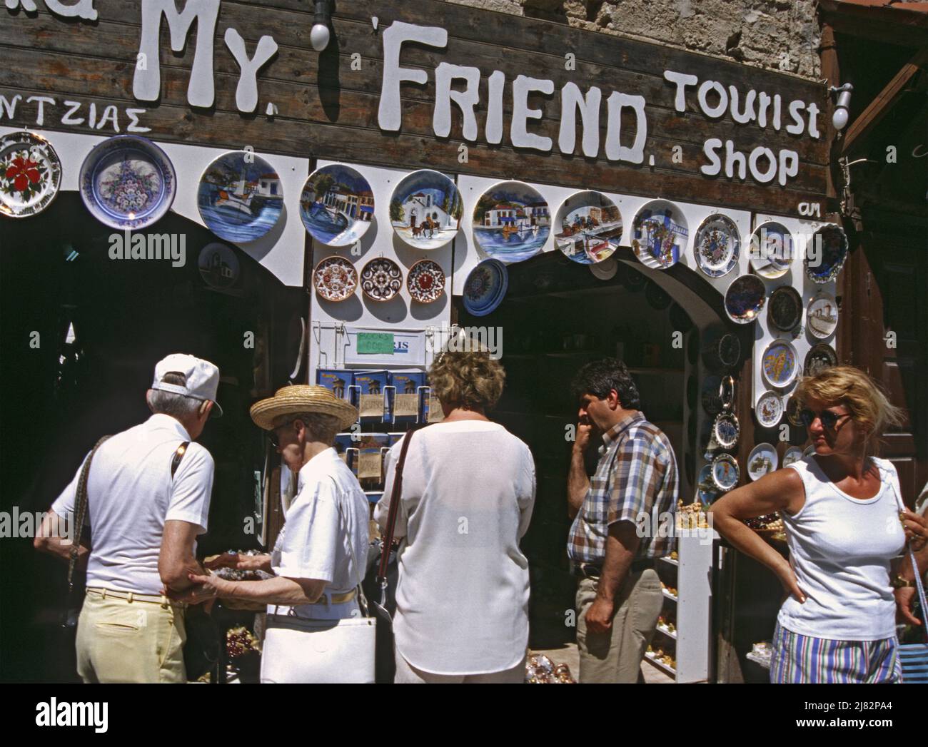 Grupo de turistas frente a una tienda en el casco antiguo de la ciudad, Rodas, la isla de Rodas, Dodecaneso, Grecia Foto de stock