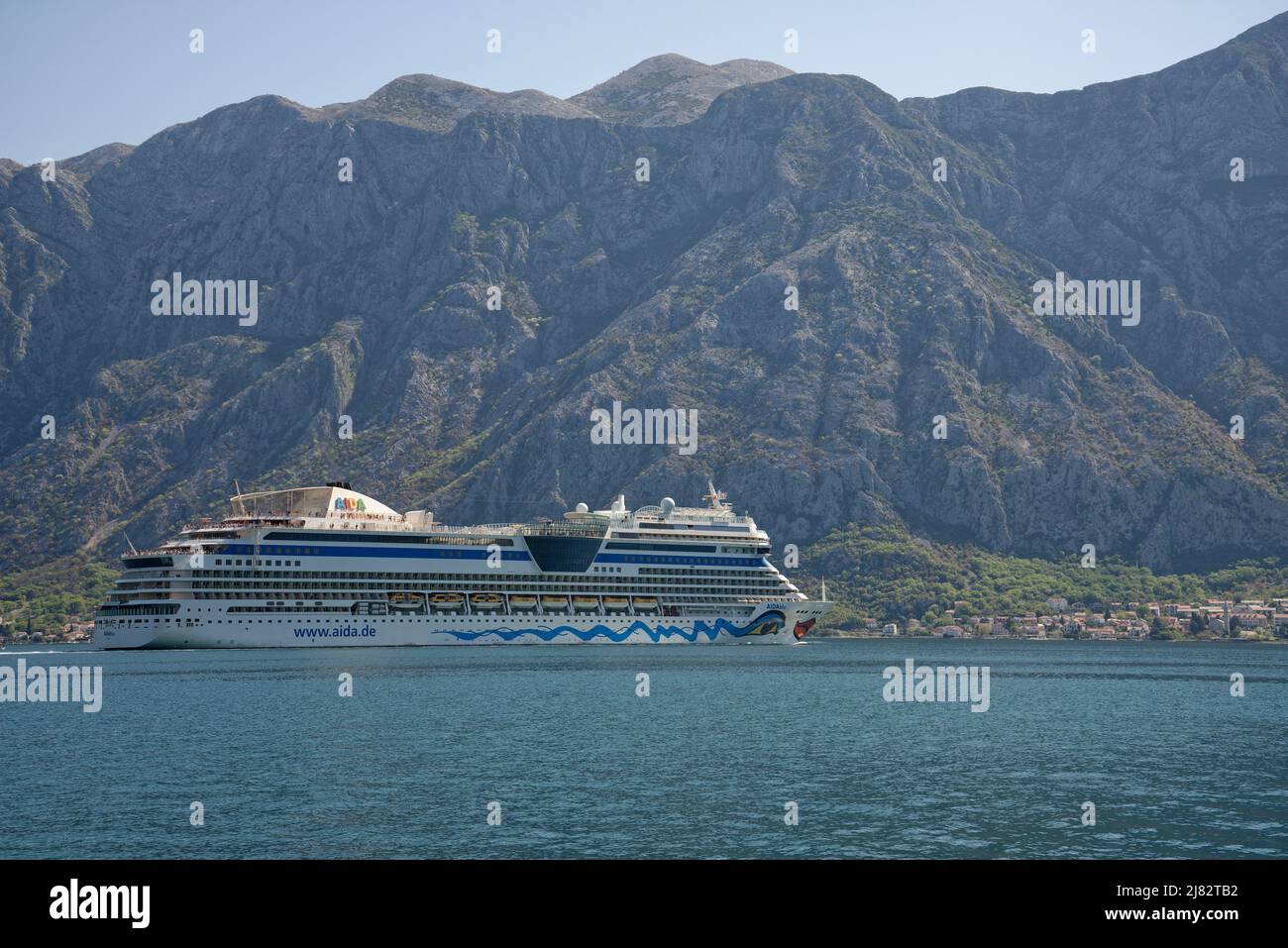 El crucero Aida Blu en la bahía de Kotor, Montenegro. Un barco alemán de la línea de cruceros. Foto de stock