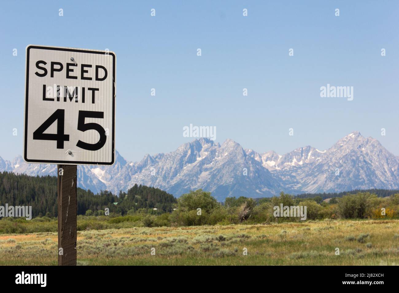 Señal de tráfico de Estados Unidos con límite de velocidad cuarenta y