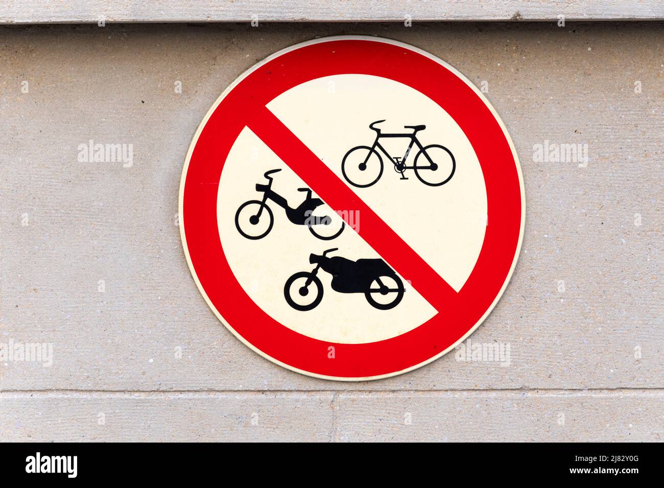 Señal de prohibición para bicicletas, bicicletas, motocicletas y motos Foto de stock