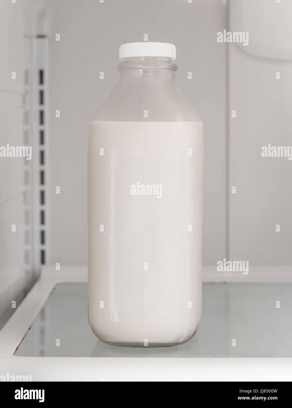 Nevera americana sobre fondo blanco Fotografía de stock - Alamy