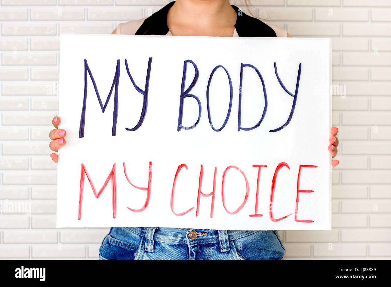 Mujer sosteniendo un cartel con mi cuerpo Mi texto de la opción. Las mujeres reproductivas y los derechos a favor del aborto protestan el concepto. Foto de stock
