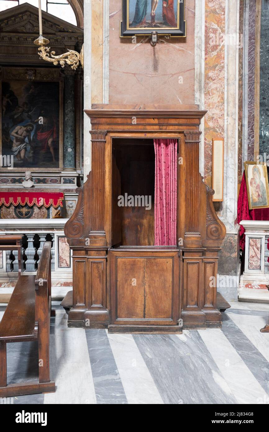 Stand confesional en el San Giacomo en la Iglesia Augusta Roma Italia Foto de stock