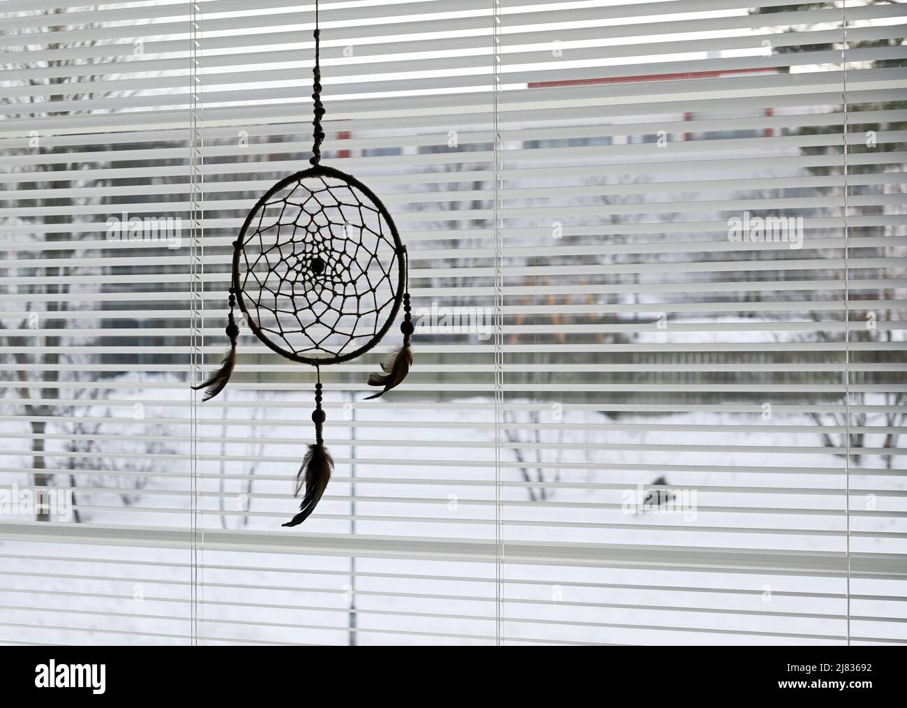 atrasador de ensueño en la ventana del dormitorio y persianas abiertas Foto de stock