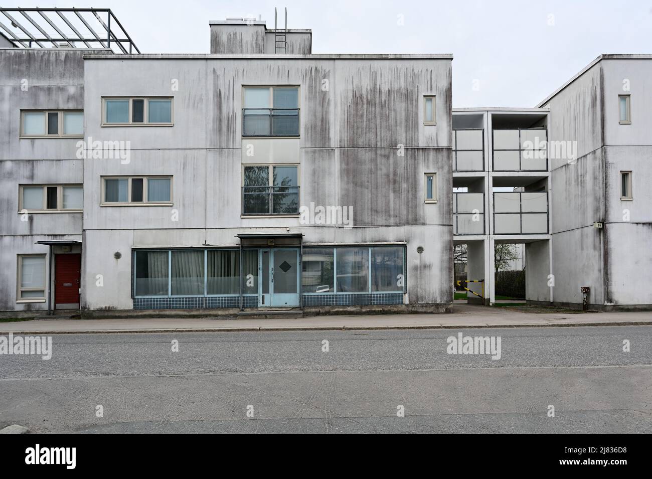 Antigua casa de hormigón en una zona residencial de Helsinki, Finlandia Foto de stock
