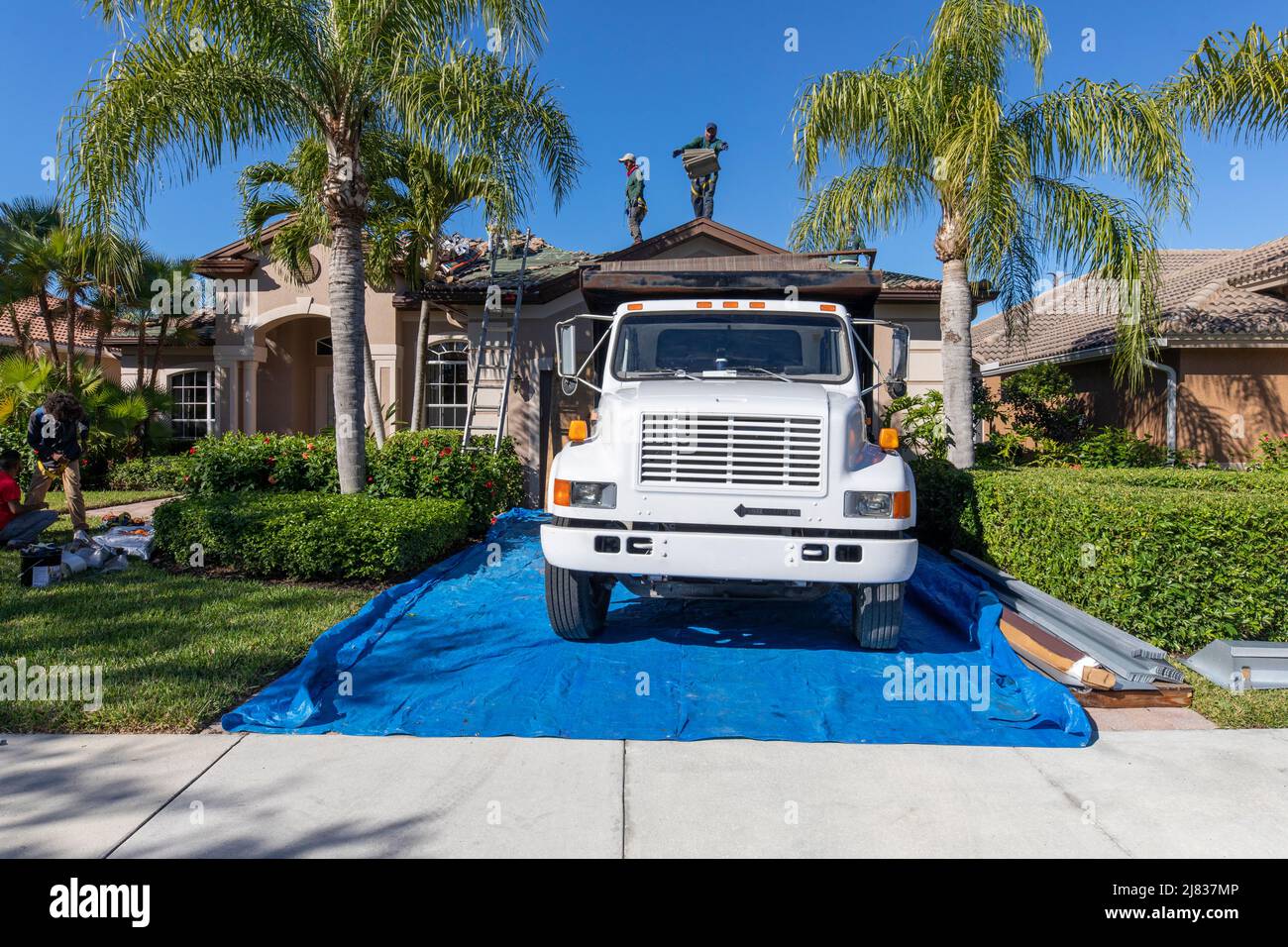 Remoción de tejas fotografías e imágenes de alta resolución - Alamy