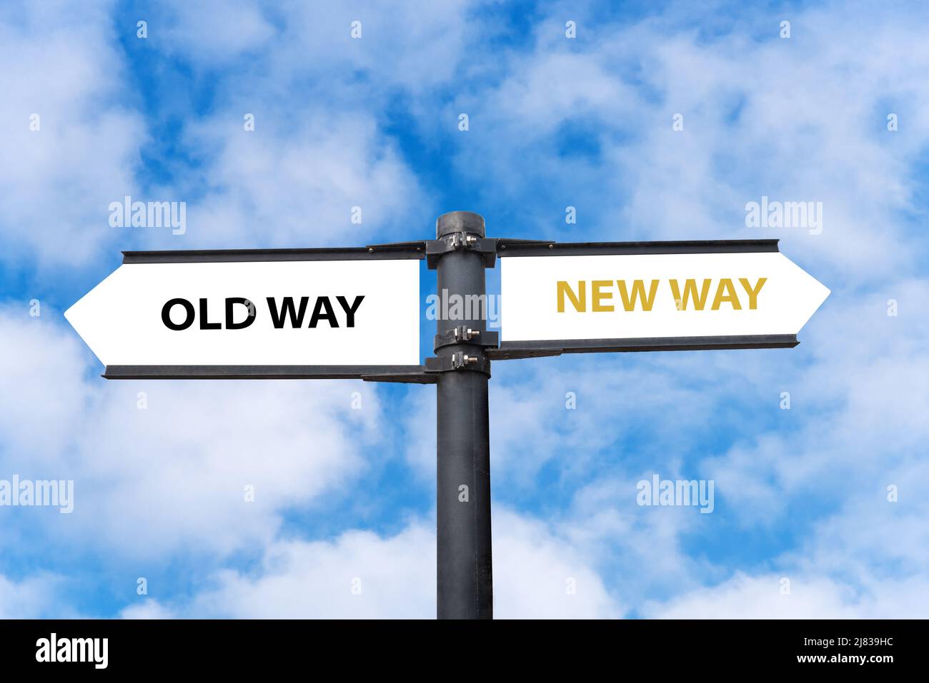 Un cartel conceptual sobre la elección entre la nueva forma o la vieja manera. Cambiar concepto. Foto de stock