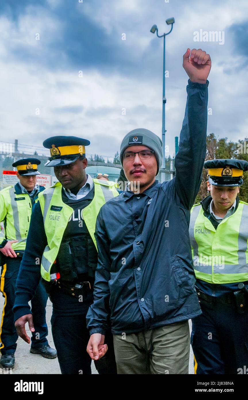 Un joven indígena es arrestado en el bloqueo del oleoducto Trans Mountain de Kinder Morgan, Burnaby Mountain, Columbia Británica, Canadá. Foto de stock