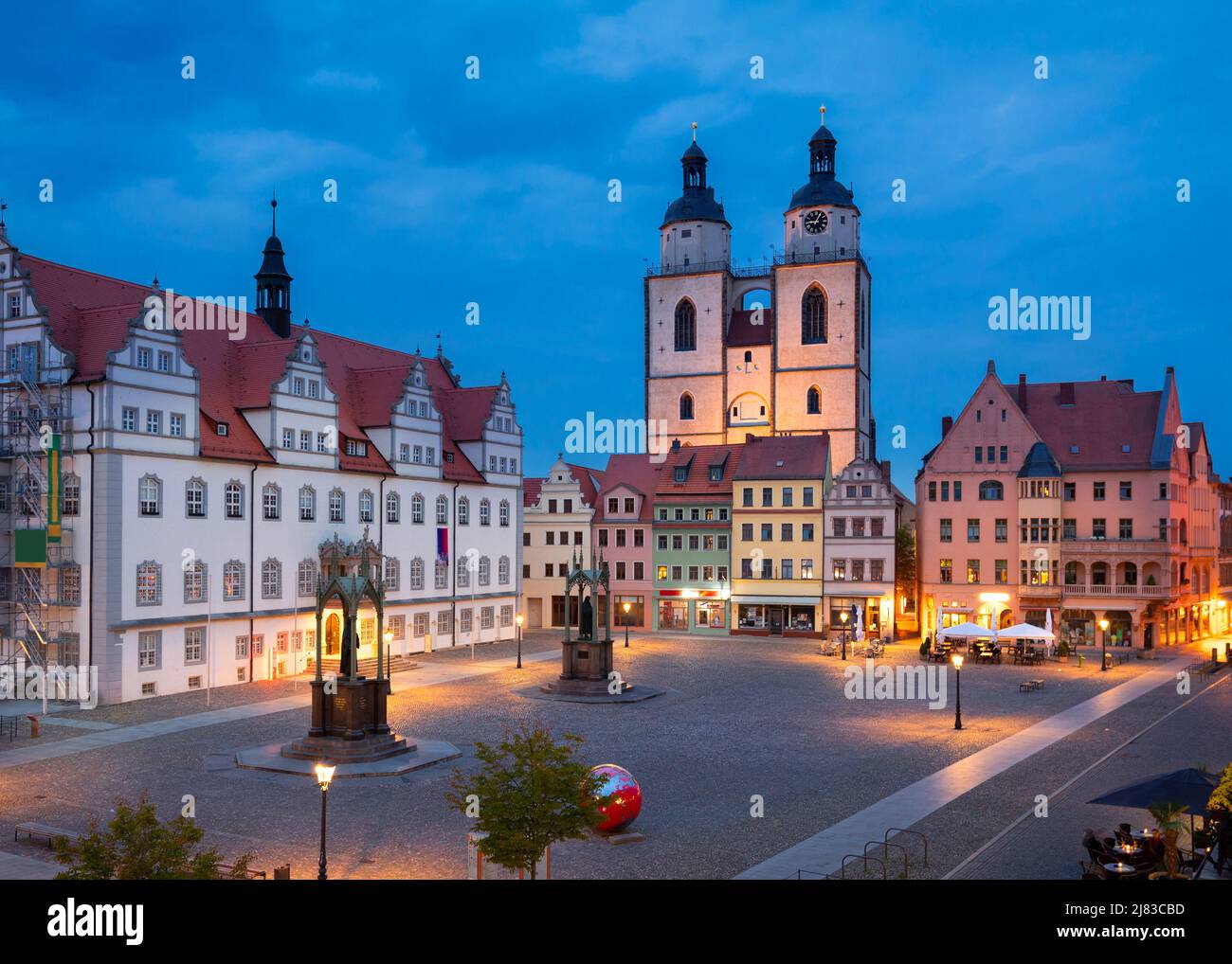 Wittenberg, Sajonia-Anhalt, Alemania. Vista de la plaza Markt al atardecer Foto de stock