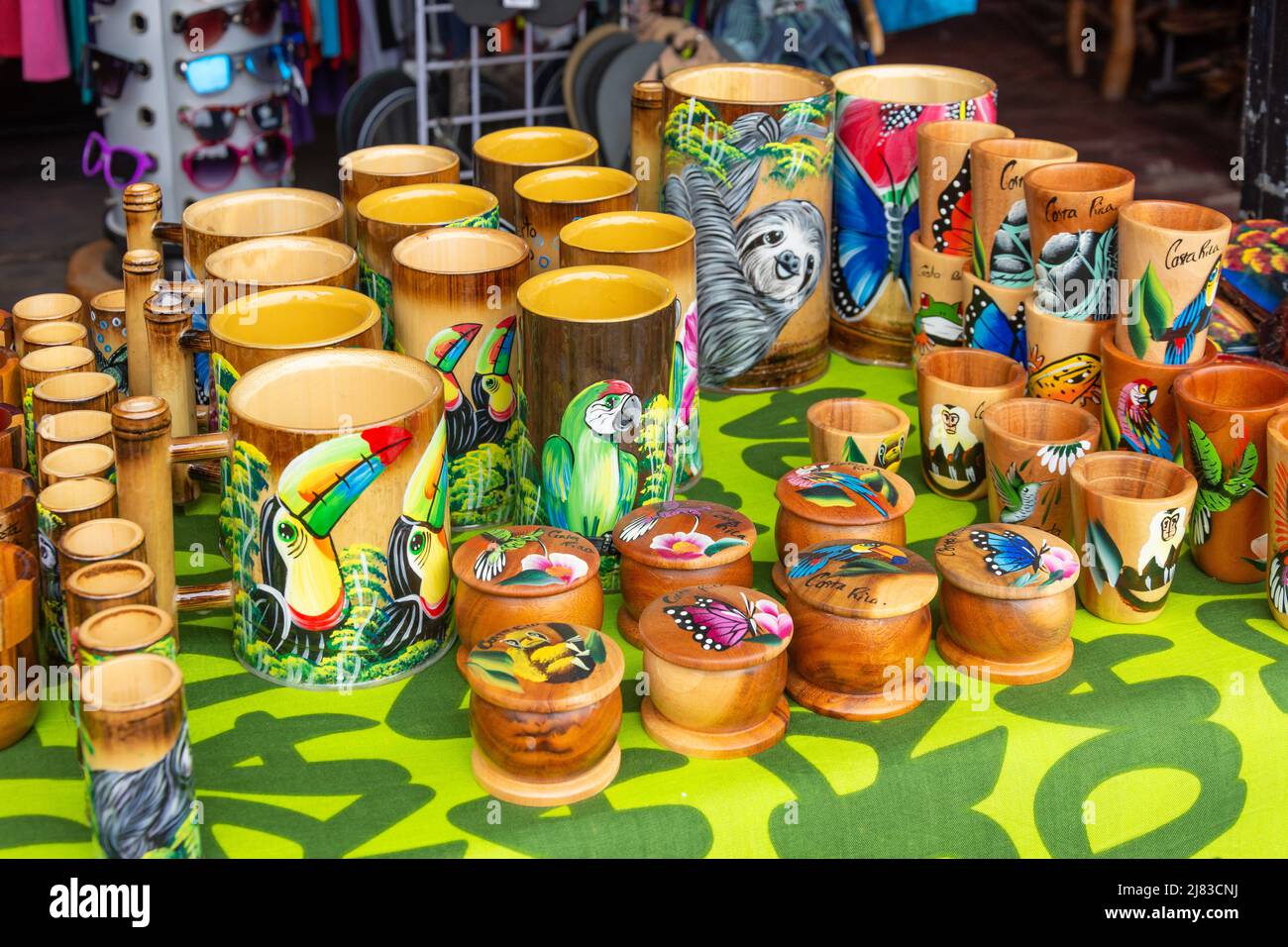 Tazas pintadas y contenedores en tienda de souvenirs, Puerto Viejo de Talamanca, Provincia de Limón, República de Costa Rica Foto de stock