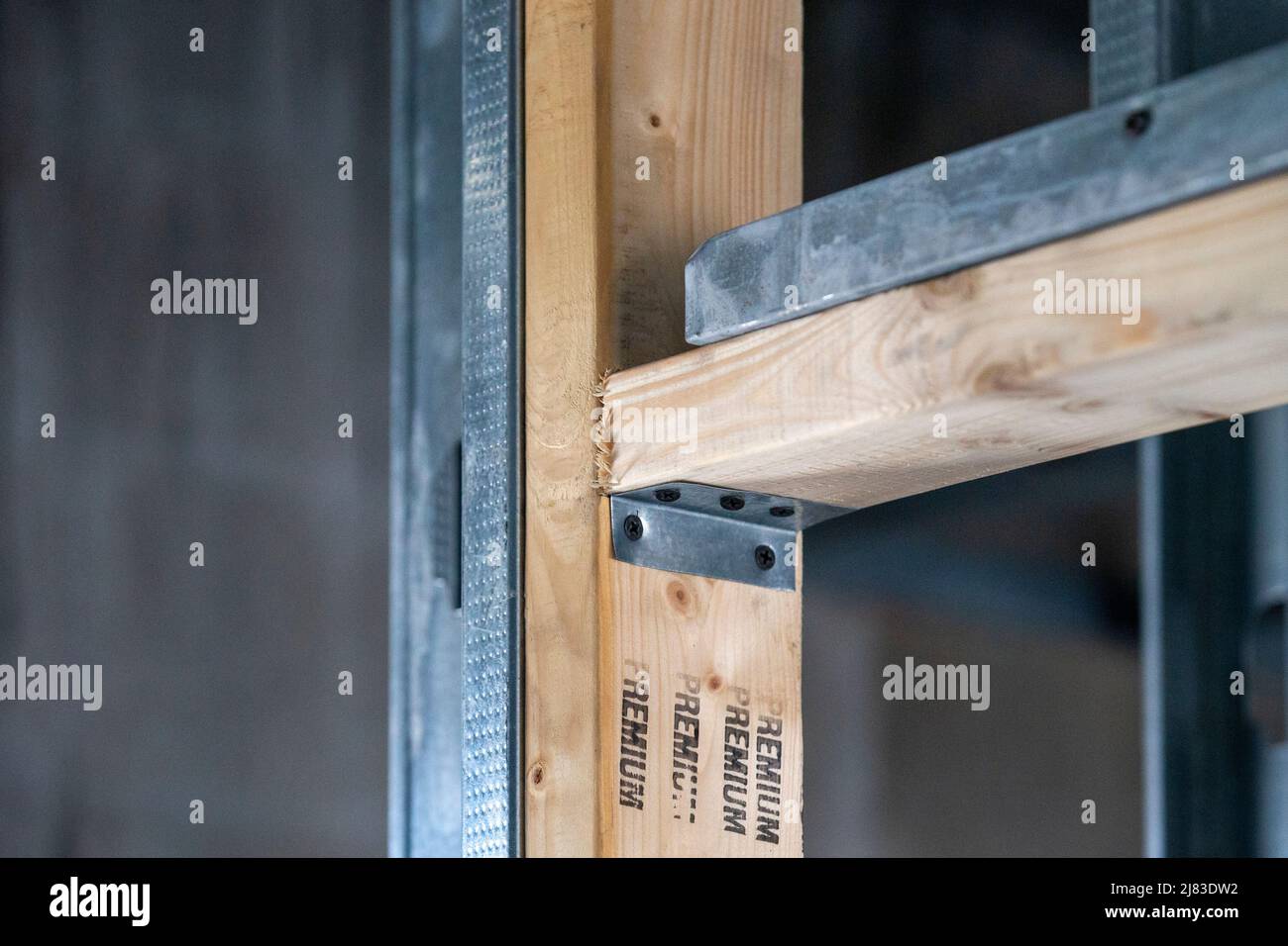 piezas de nueva construcción para un marco de puerta de madera y acero galvanizado Foto de stock