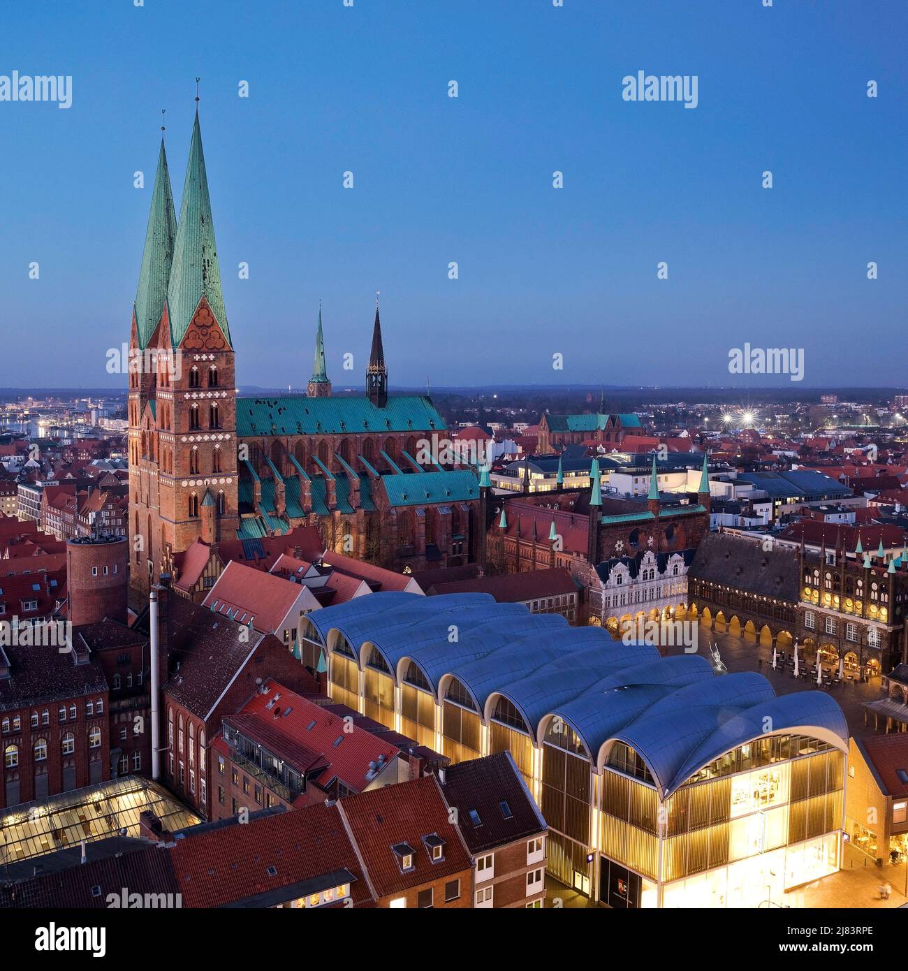 Vista aérea del casco antiguo con la iglesia de Santa María por la noche, parte del casco antiguo declarado Patrimonio de la Humanidad por la UNESCO, Lübeck, Schleswig-Holstein, Alemania Foto de stock