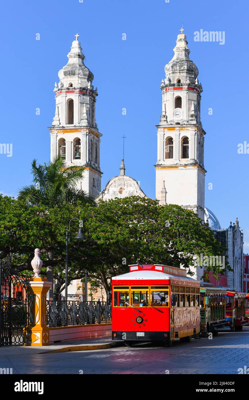 Arquitectura colonial y autobuses turísticos en la Plaza de la Independencia en la histórica ciudad fortificada de Campeche, México Foto de stock