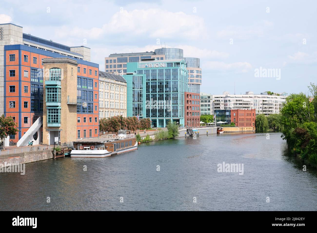 Berlín, Alemania, 10 de mayo de 2022, vista sobre el río Spree al conjunto de edificios en Moabitre Spreebogen con el Hotel Abion Foto de stock