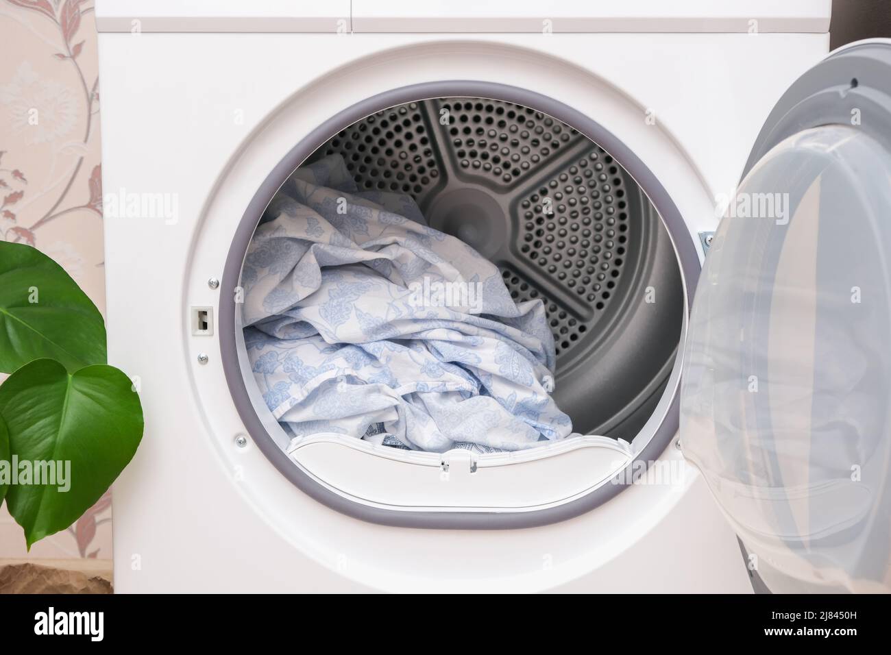 Secadora en la casa para secar ropa, ropa, ropa de cama. Secador Fotografía  de stock - Alamy