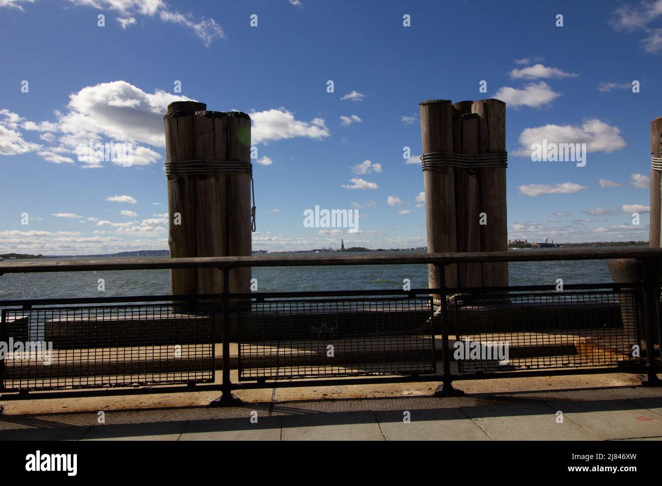 Dos muelles en Battery Park en Manhattan, Nueva York, con cielos azules y nubes Foto de stock