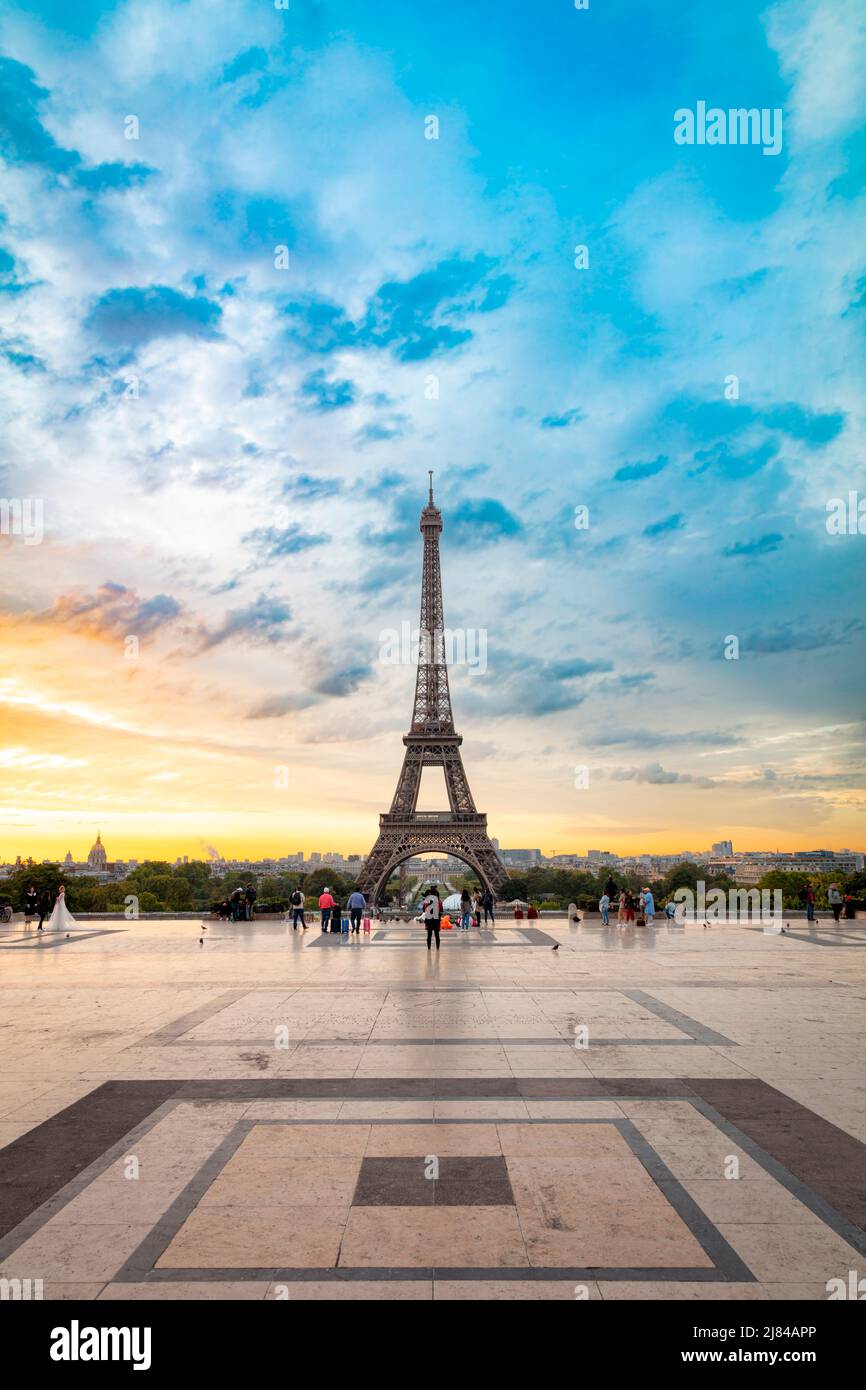 Amanecer sobre la Torre Eiffel desde Trocadero, París, Francia Foto de stock