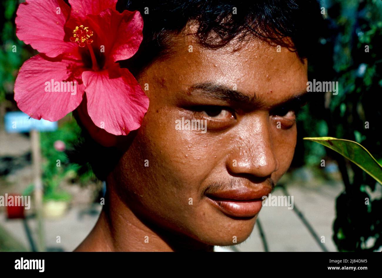 Niño con flor de hibisco detrás de su oreja, Ubud, Bali 1984 Fotografía