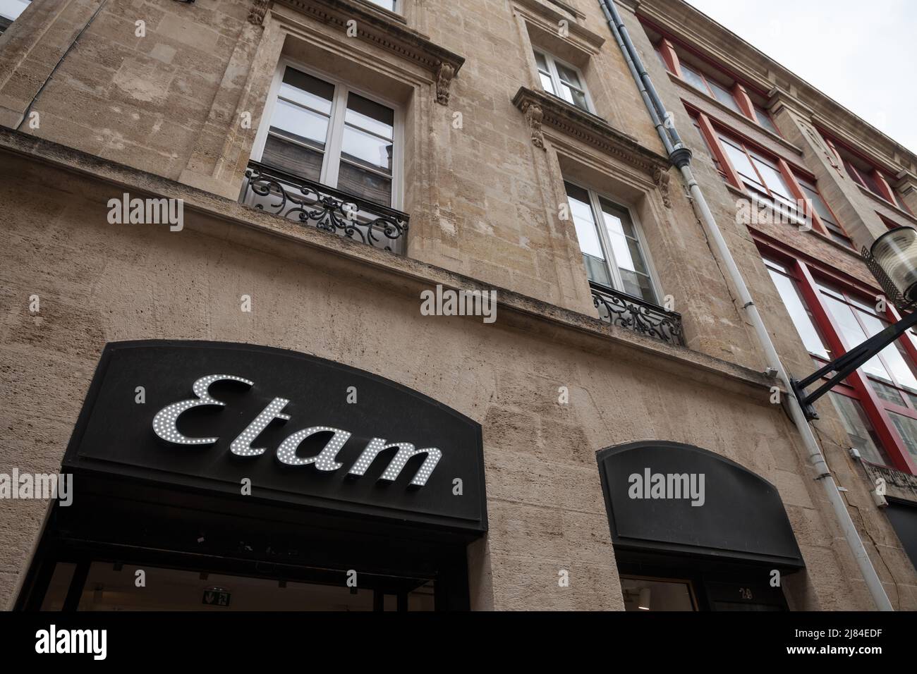 Imagen de un signo de Etam en su tienda en Burdeos, Francia. Etam es una empresa francesa en la industria textil, es un importante actor en Francia en la fi Foto de stock