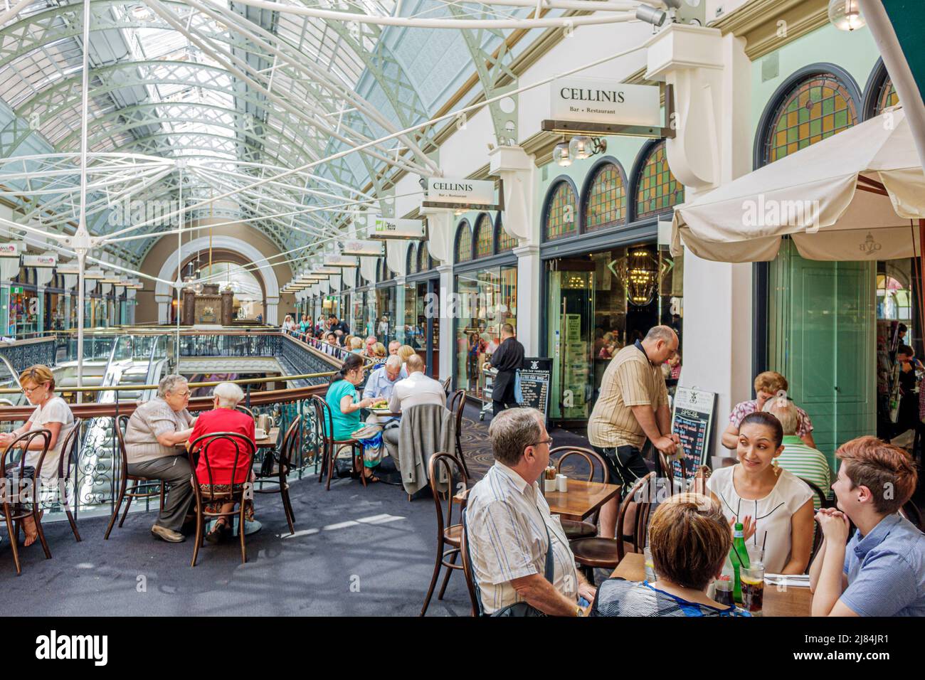 Sydney Australia,George,Market Street,Queen Victoria QVB,shopping shopping shopping shops marketplace stores,restaurante comida comedor café mesas hombres mujeres Foto de stock