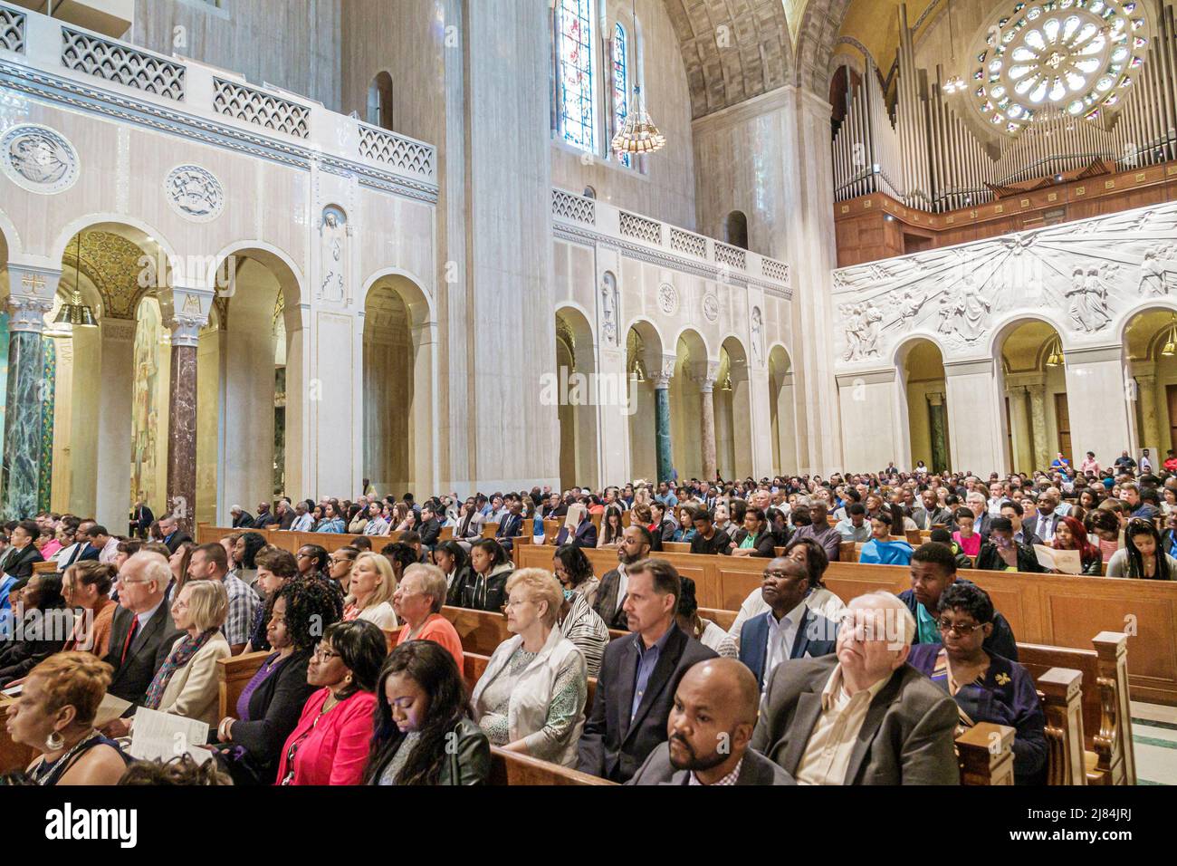 Washington DC, Basílica Santuario Nacional Inmaculada Concepción, Catedral Católica Negro, dentro de la audiencia ceremonia de graduación de la escuela secundaria invitados familias Foto de stock