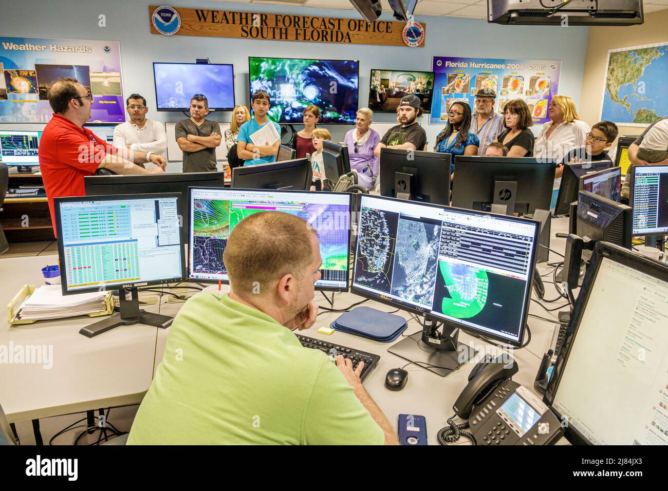 Miami Florida, National Hurricane Center National Weather Service, oficina de pronóstico de casa abierta del sur de Florida, monitor de imágenes por satélite de meteorólogo masculino Foto de stock