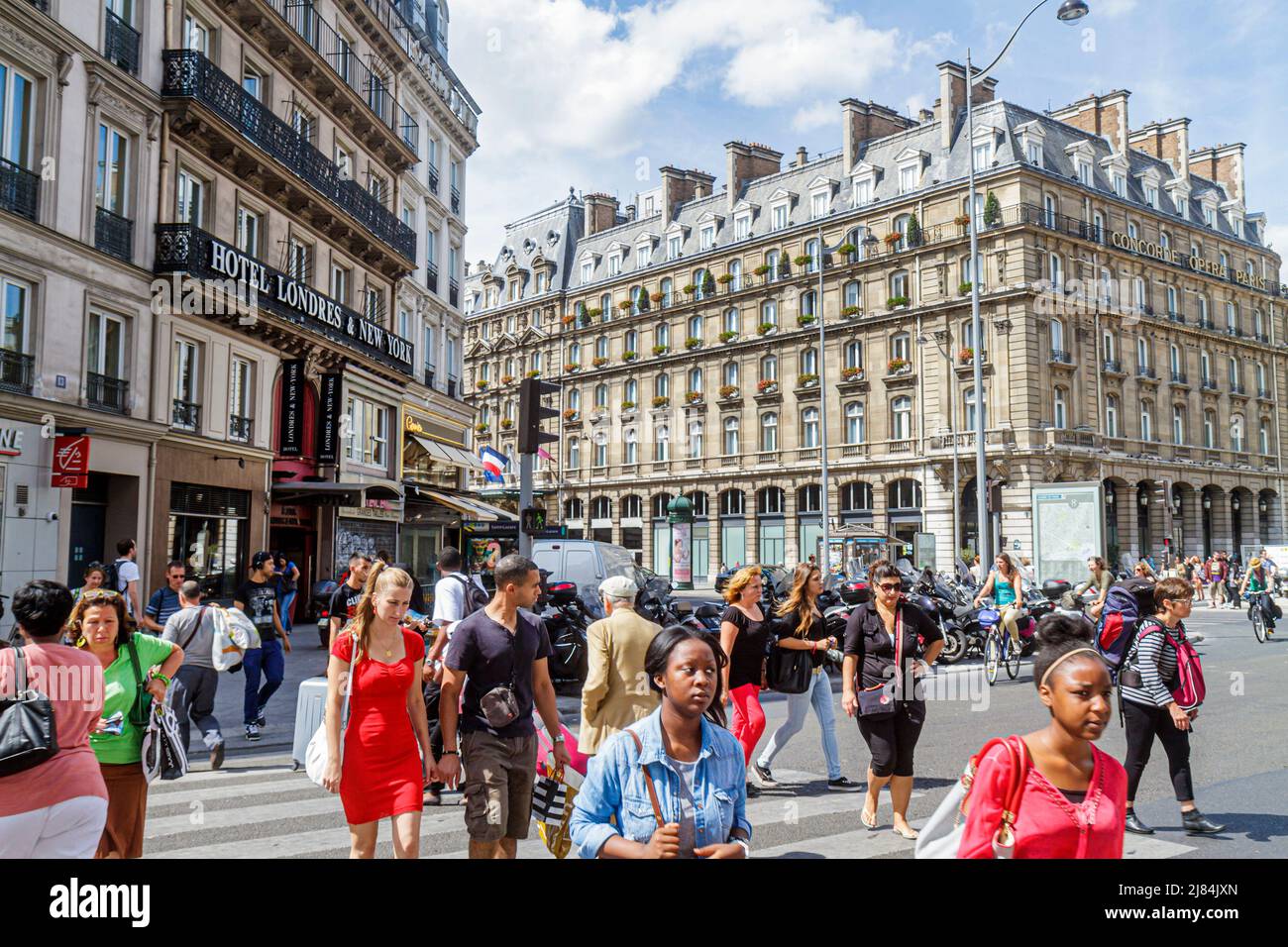 Paris Francia,Europa,Francés,Place du Havre,Negro hombres mujeres peatones,Hotel Londres & Nueva York,Haussmann apartamentos residenciales edificios Foto de stock