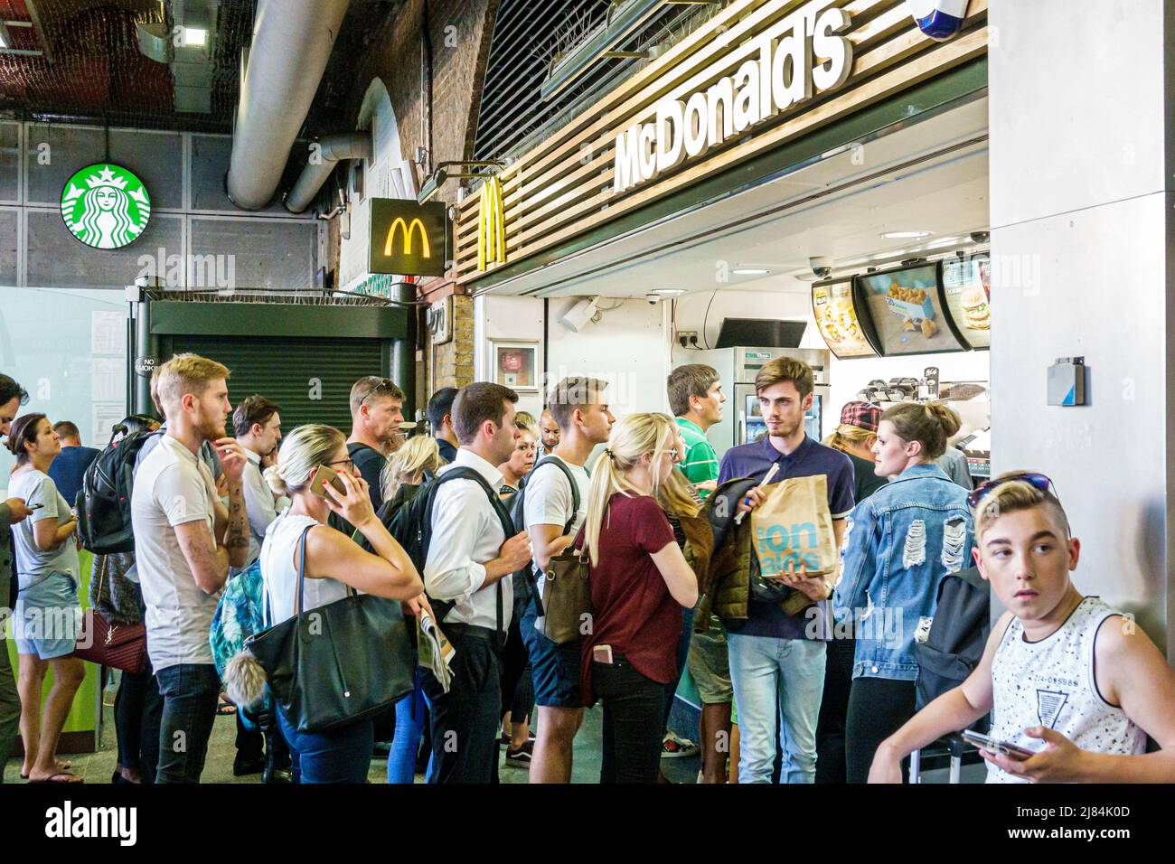 Londres Inglaterra, Reino Unido, Lambeth South Bank, Waterloo Station, McDonald's, mostrador de restaurantes de comida rápida, cola mujer hombre niño adolescente adolescentes adolescentes Foto de stock
