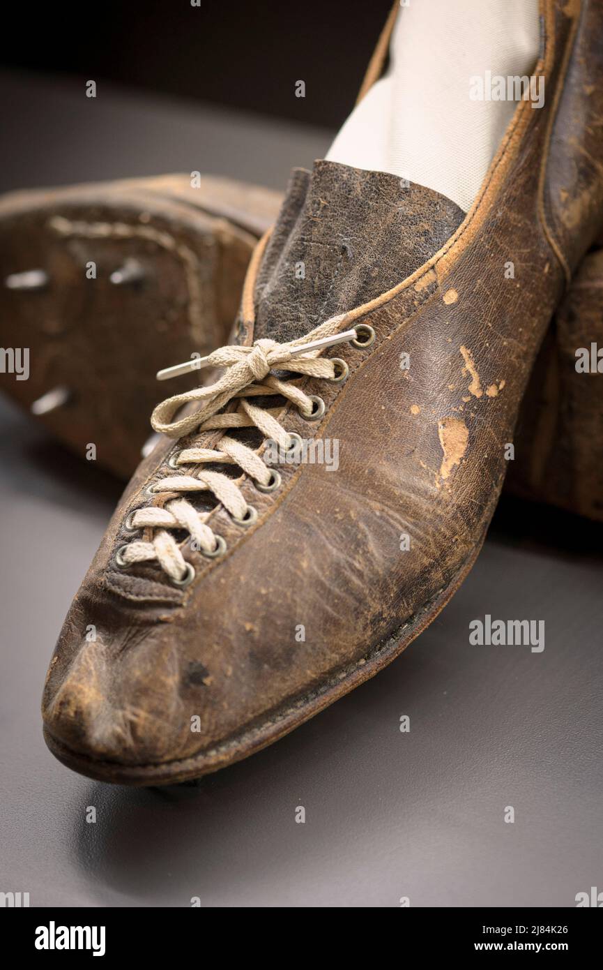 Zapatos de fútbol antiguos fotografías imágenes alta resolución Alamy