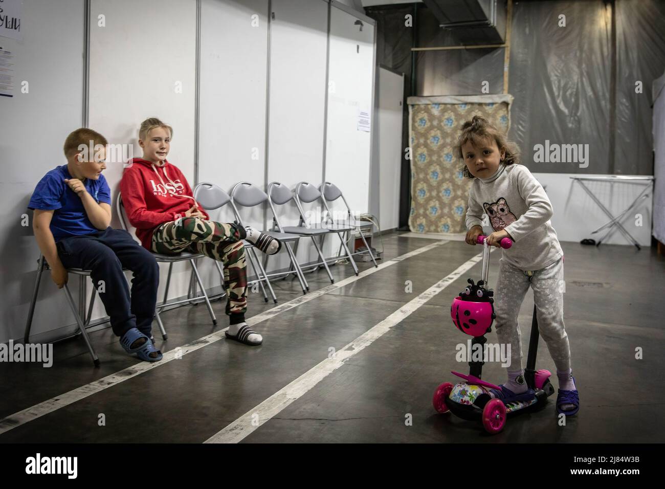 Zaporizhzhia, Ucrania. 11th de mayo de 2022. A los niños se les ve jugando en un refugio de refugiados subterráneo. Se han establecido refugios temporales para refugiados en Zaporizhia, ya que la ciudad ha estado recibiendo constantemente refugiados que huyen de territorios controlados por Rusia en el este y el sur del país. Según las Naciones Unidas, se cree que más de 11 millones de personas han huido de sus hogares en Ucrania desde que comenzó el conflicto, con 7,7 millones de personas desplazadas dentro de su patria. Crédito: SOPA Images Limited/Alamy Live News Foto de stock