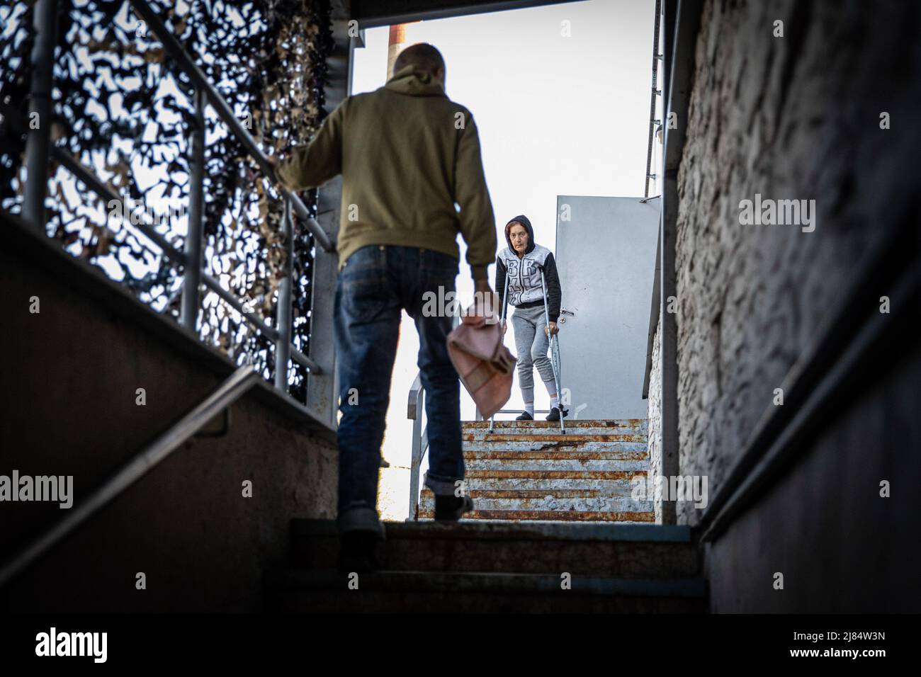 Zaporizhzhia, Ucrania. 11th de mayo de 2022. Una señora con discapacidades para caminar vista fuera de un refugio de refugiados subterráneo. Se han establecido refugios temporales para refugiados en Zaporizhia, ya que la ciudad ha estado recibiendo constantemente refugiados que huyen de territorios controlados por Rusia en el este y el sur del país. Según las Naciones Unidas, se cree que más de 11 millones de personas han huido de sus hogares en Ucrania desde que comenzó el conflicto, con 7,7 millones de personas desplazadas dentro de su patria. Crédito: SOPA Images Limited/Alamy Live News Foto de stock