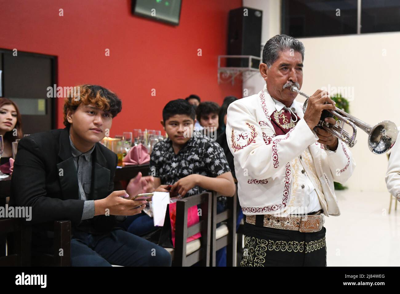 Los mariachis celebran el Quinceañera del cumpleaños de una chica mexicana en 15th. Esta ocasión especial es celebrada por niñas de toda América Latina / Campeche, México Foto de stock