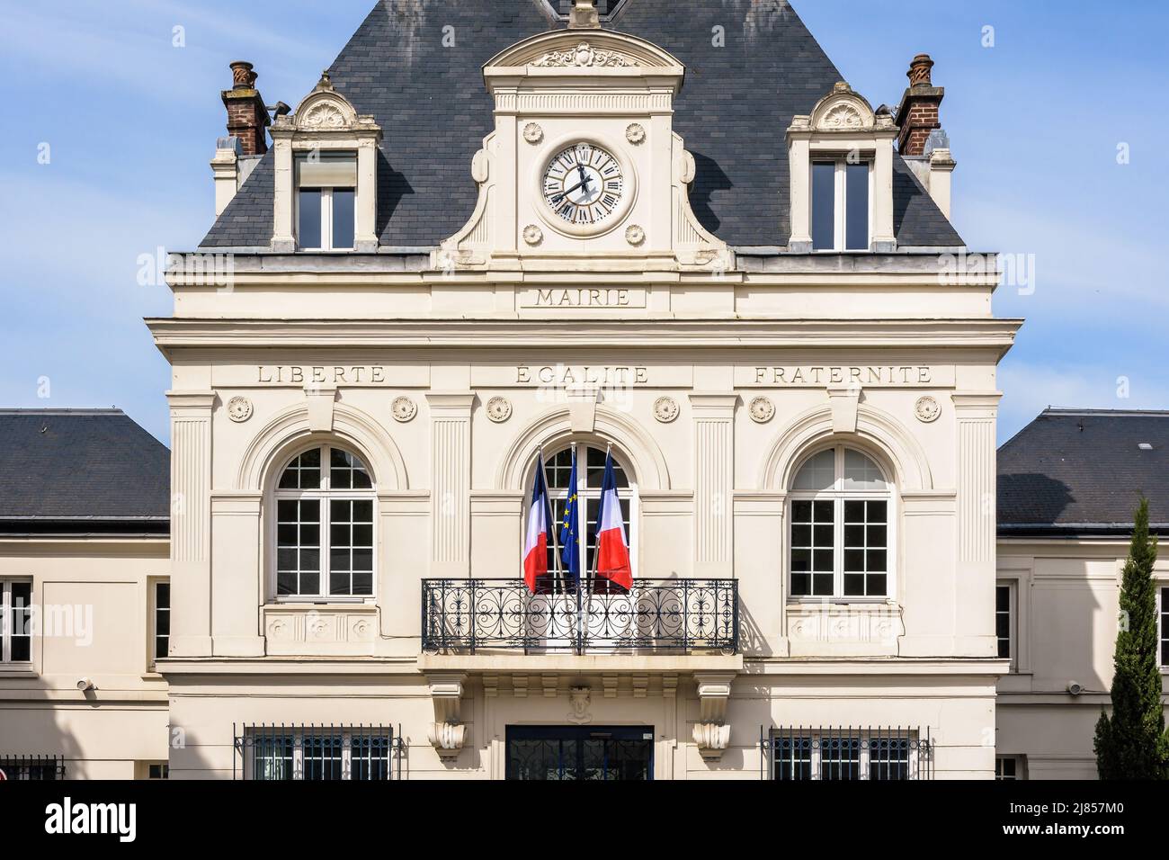 Fachada de un ayuntamiento francés con el lema nacional de Francia 'Libertad, Igualdad, Fraternidad' grabado y las banderas francesa y europea. Foto de stock
