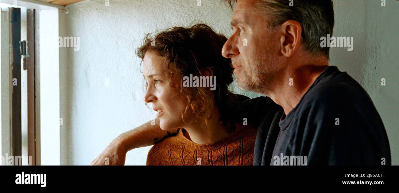 TIM ROTH y VICKY KRIEPS en BERGMAN ISLAND (2021), dirigido por MIA HANSEN-LOVE. Crédito: Arte France Cinéma / Álbum Foto de stock