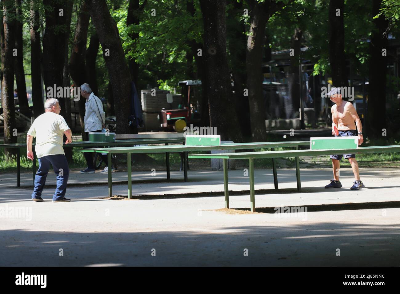 La gente juega al tenis de mesa en el parque de Sofía, Bulgaria el 05/13/2022 Foto de stock