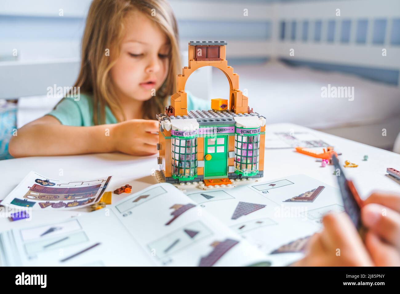 Niño construir casa con ladrillos en miniatura Fotografía de stock - Alamy