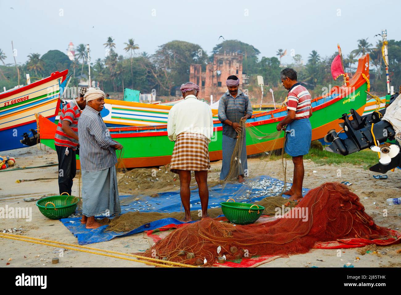 Pequeño grupo de pescadores y sus escasas capturas, Tangassery, Thangassery, Kerala, India. Foto de stock