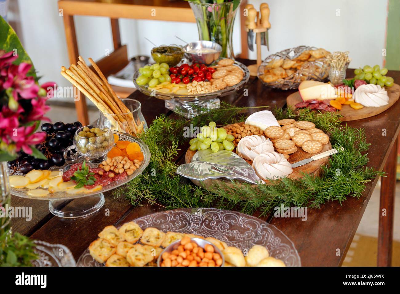 bufé servido con varios platos salados en una fiesta - tabla de aperitivos Foto de stock