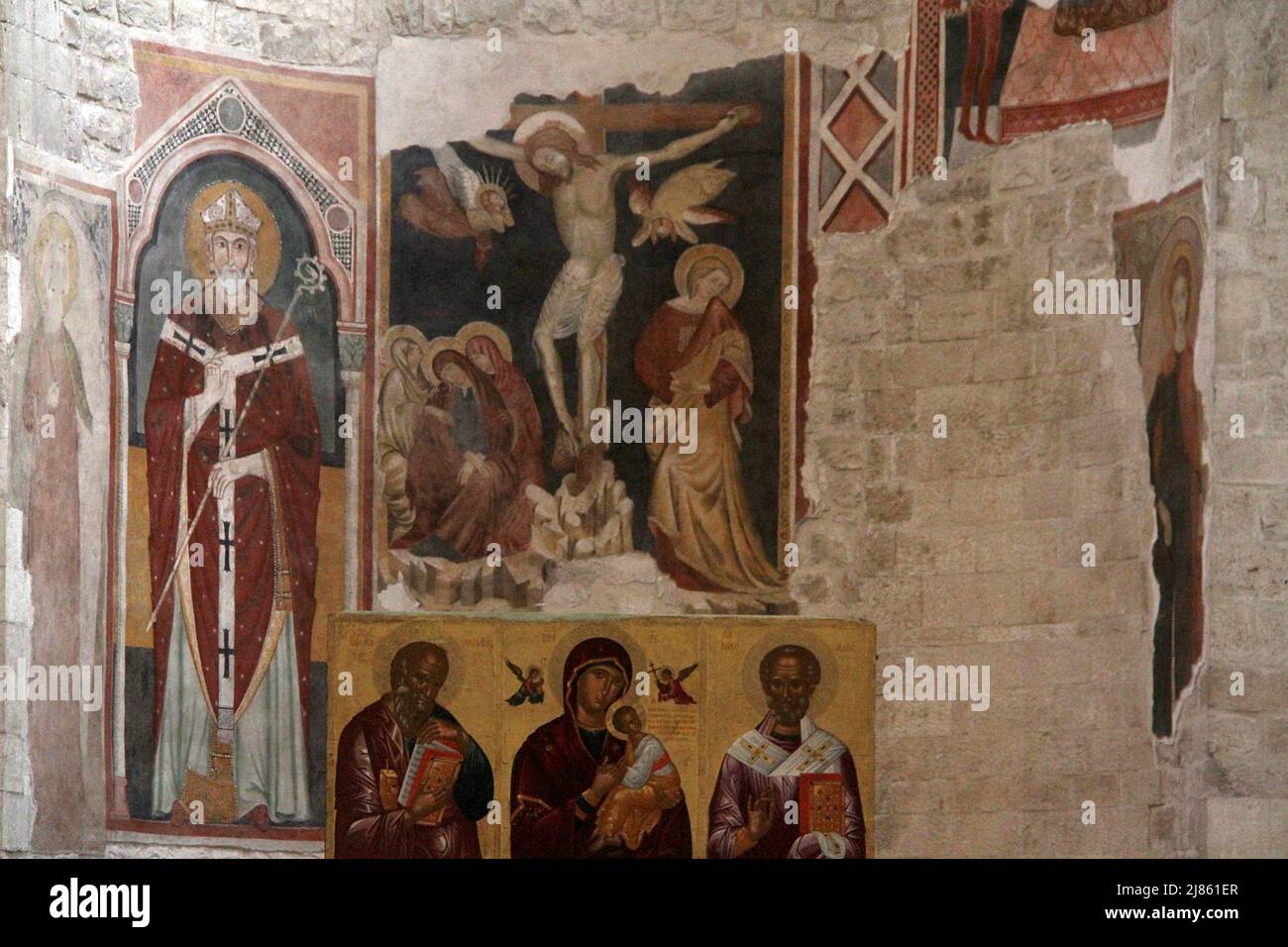 Bari, Italia. Fresco dentro de la Basílica Pontificia de San Nicolás (Basílica de San Nicola). En el frente, tríptico de Andrea Rizo da Candia (1451). Foto de stock