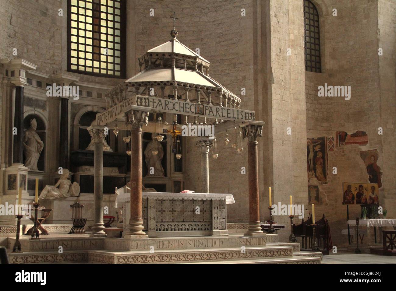 Bari, Italia. El hermoso altar mayor de la Basílica Pontificia de San Nicolás (Basílica de San Nicola, n. 11th). Foto de stock