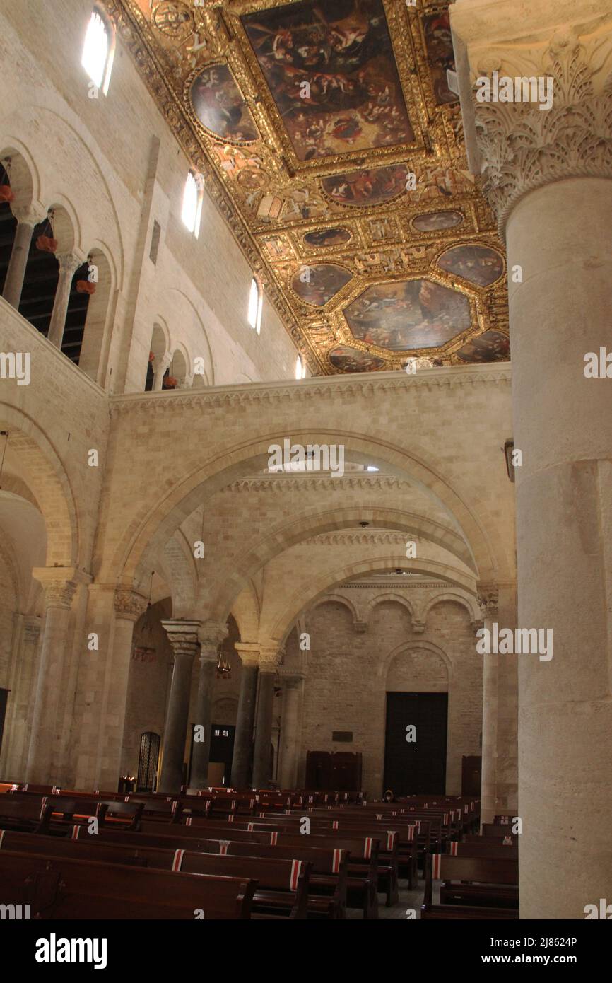 Bari, Italia. Interior de la Basílica Pontificia de San Nicolás (Basílica de San Nicola, n. 11th), con una arquitectura impresionante. Foto de stock