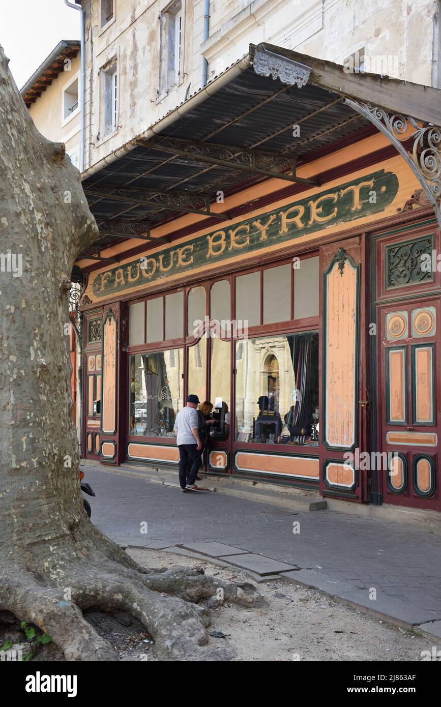 Turistas y Belle Epoque, Art Nouveau o Vintage Shopfront, Fauque Beyret, Ciudad Vieja o Distrito Histórico Isle-sur-la-Sorgue Vaucluse Provenza Francia Foto de stock