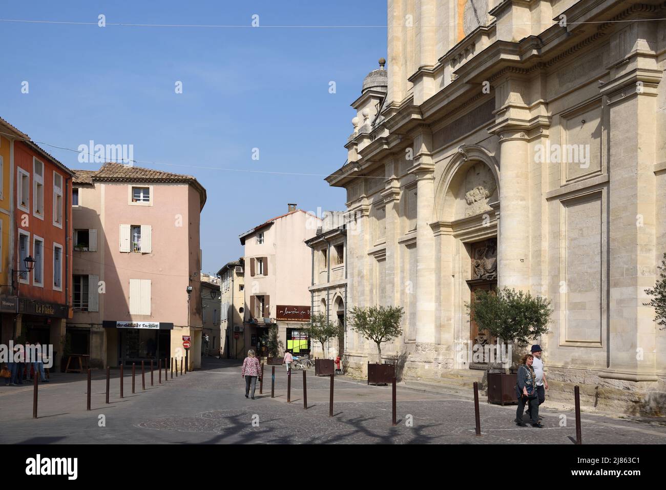 Plaza de la Liberté y la iglesia barroca en el casco antiguo o distrito histórico Isle-sur-la-Sorgue Vaucluse Provence Francia Foto de stock