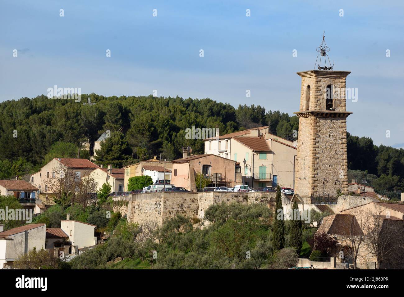 Vista sobre el casco antiguo o antiguo pueblo Hilltop con sus C18th Belfry Gardanne Bouches-du-Rhône Provenza Francia Foto de stock