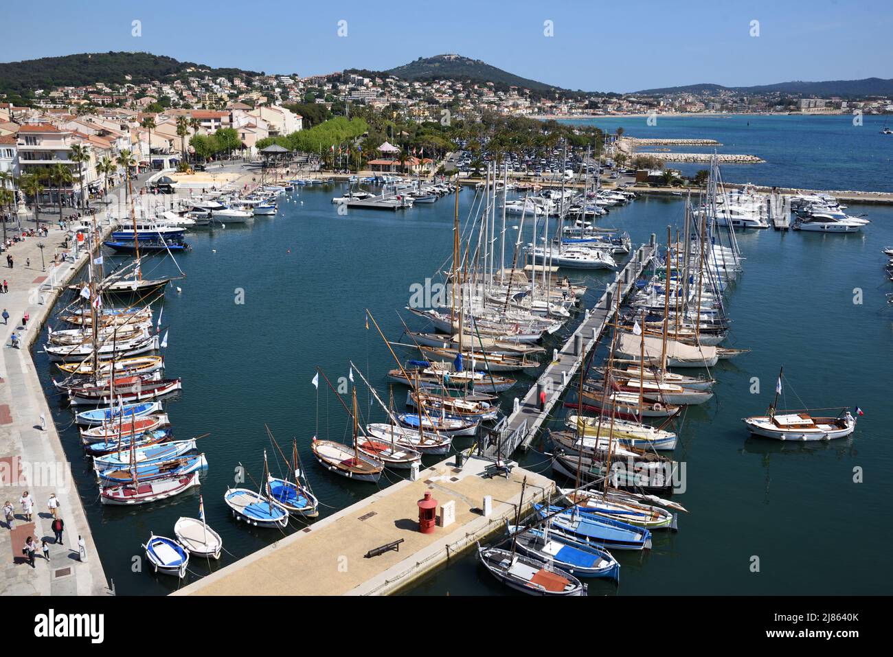 Vista aérea del puerto, puerto, puerto o paseo marítimo de Sanary o Sanary-sur-Mer Var Côte-d'Azur o Rviera francés al sur de Francia Foto de stock