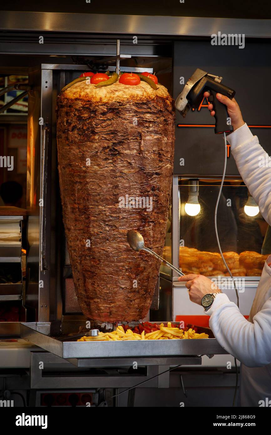 Comida tradicional turca Doner Kebab. El chef cortó la carne de ternera del  rollo a la parrilla en la calle Fotografía de stock - Alamy