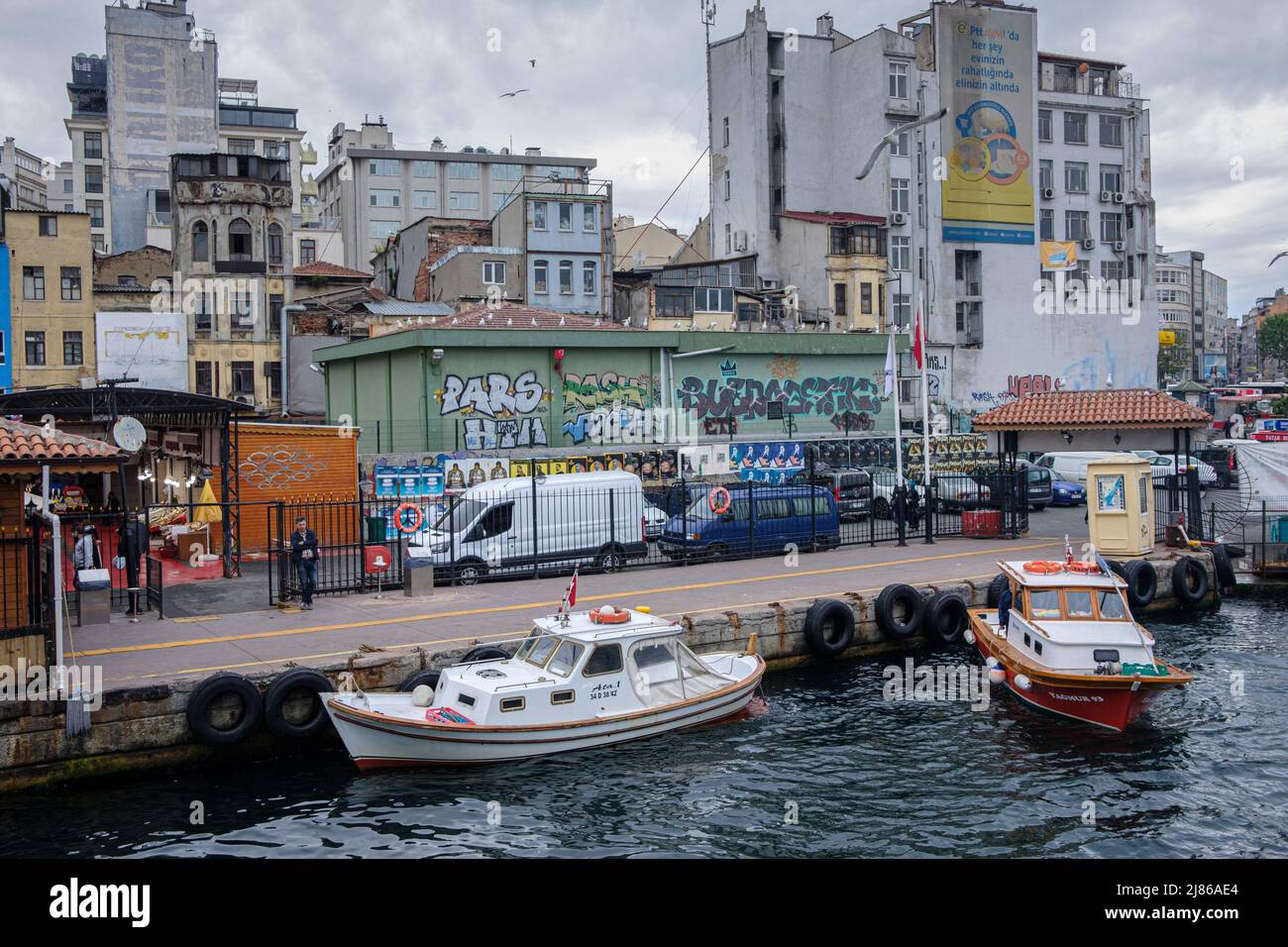 Los barcos de taxi están amarrados en los muelles del distrito de Galata. El transporte marítimo en ferry es una especificidad de Estambul. A pesar del túnel más profundo del mundo bajo el Bósforo para el metro y de la inauguración del nuevo puente Canakkale 1915 en marzo de 2022, la población y el alcalde de Estambul recientemente elegido en 2019 están promoviendo el transporte marítimo para aliviar el tráfico por carretera y reducir las emisiones de CO2. Foto de stock